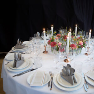 smukt dækket bord med blomster dekoration og lejede stole og borde